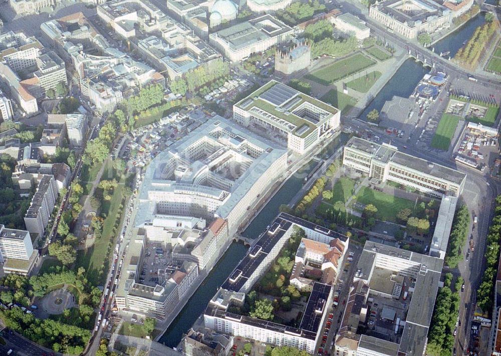 Berlin von oben - Erweiterungsbau am Gebäude des ehem. ZK der SED / RB zum jetzigen Außenministerium in Berlin - Mitte.