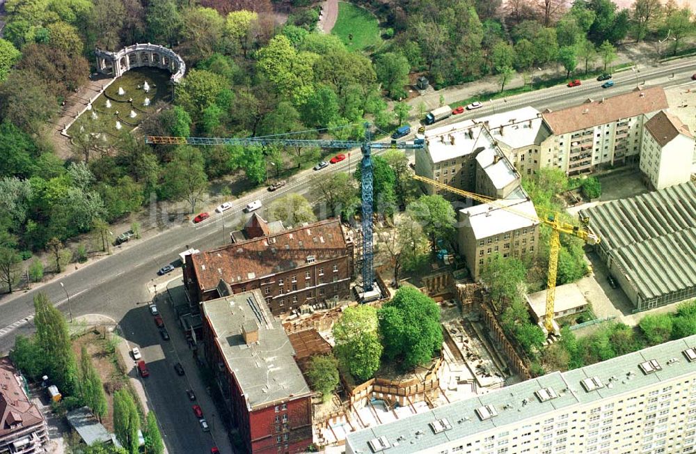 Berlin-Friedrichshain aus der Vogelperspektive: Erweiterungsbau der kath. Kirche an der Friedenstraße in Berlin- Friedrichshain.