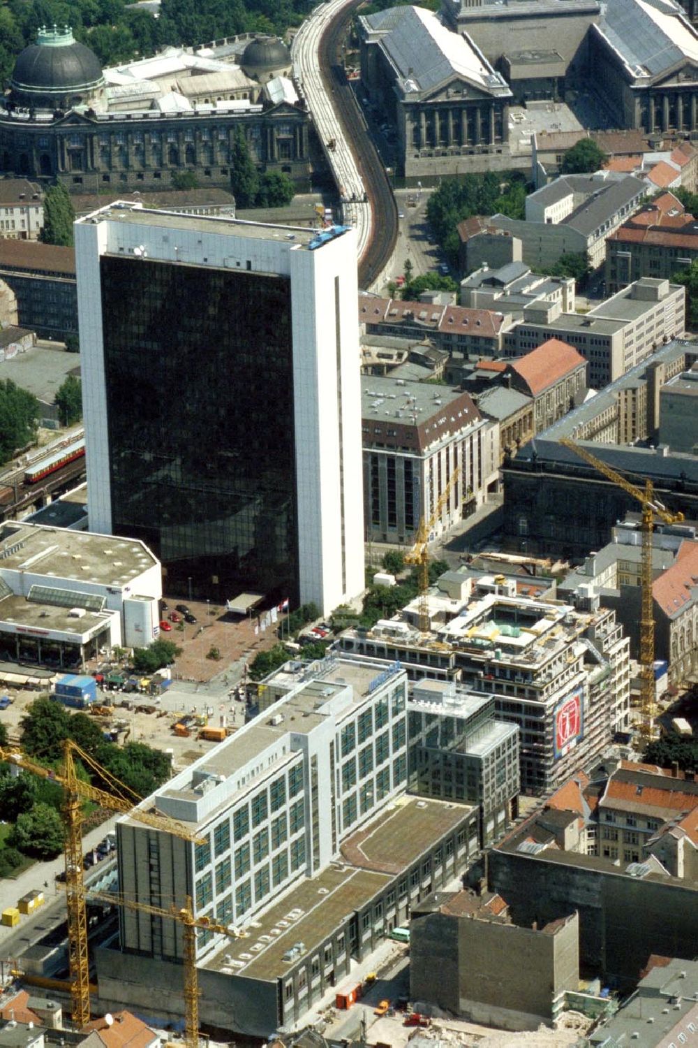 Luftbild Berlin / Mitte - Erweiterungsbau des Metropol-Hotels, Rohbau des Dussmann Kulturkaufhauses am S-Bhf Friedrichstr in Berlin / Mitte 1995