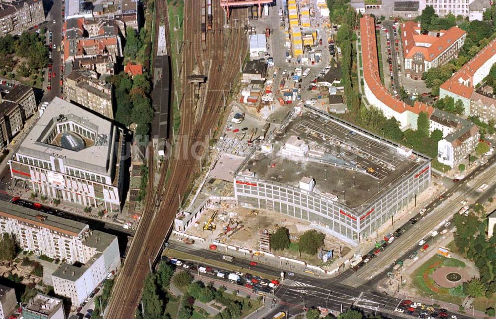 Luftbild Berlin-Friedrichshain - Erweiterungsbau des Ringcenter an der Frankfurter Allee der ECE im zweiten Abschnitt 25.09.1997