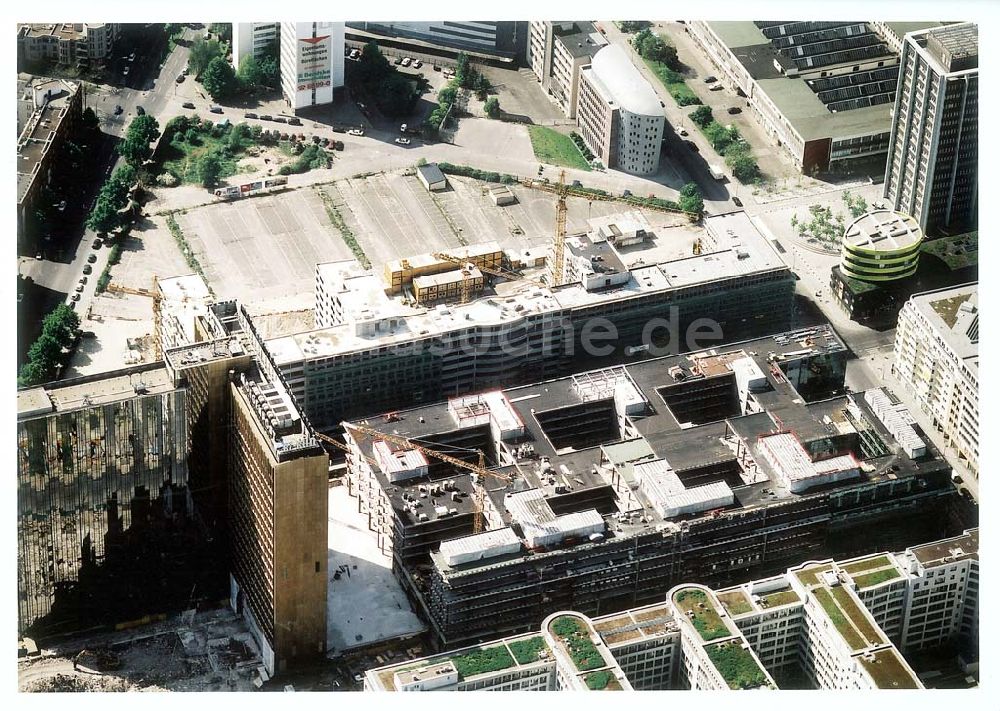 Berlin - Kreuzberg von oben - Erweiterungsbau des SPRINGER VERLAGES an der Axel-Springer Straße in Berlin - Kreuzberg Berlin - Kreuzberg 09.05.2002