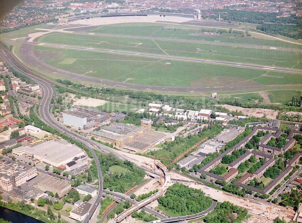 Berlin - Tempelhof aus der Vogelperspektive: Erweiterungsbau der Stadtautobahn am Flughafen Tempelhof.