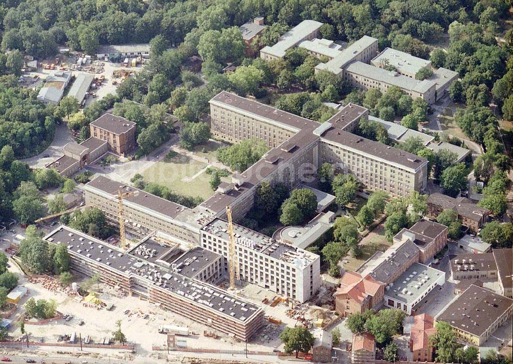 Berlin - Friedrichshain von oben - Erweiterungsbauarbeiten am Krankenhaus im Friedrichshain.