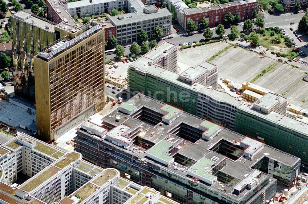 Luftaufnahme Berlin - Kreuzberg - Erweiterungsbaustelle des AXEL-SPRINGER VERLAGES an der Springerstraße in Berlin - Kreuzberg.