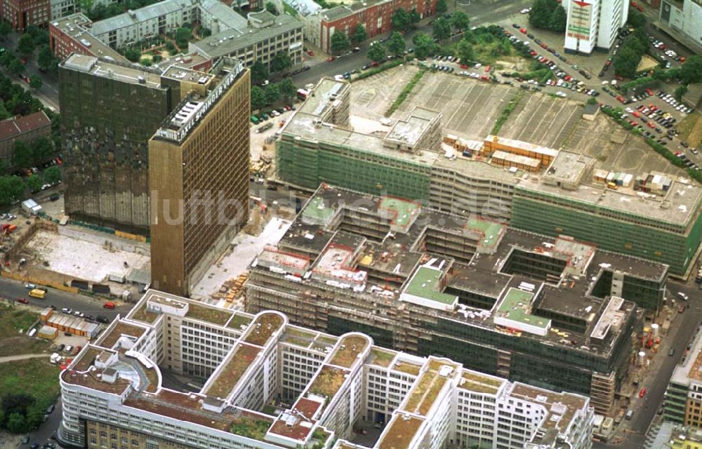 Berlin - Kreuzberg von oben - Erweiterungsbaustelle des AXEL-SPRINGER VERLAGES an der Springerstraße in Berlin - Kreuzberg.