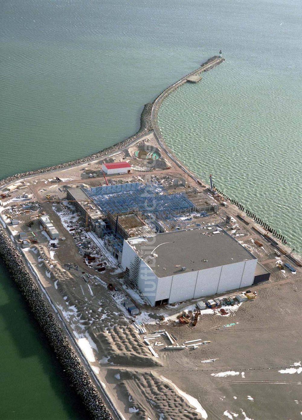 Mukran / Rügen - MV aus der Vogelperspektive: Erweiterungsbaustelle am Fährhafen Mukran bei Saßnitz auf der Insel Rügen.