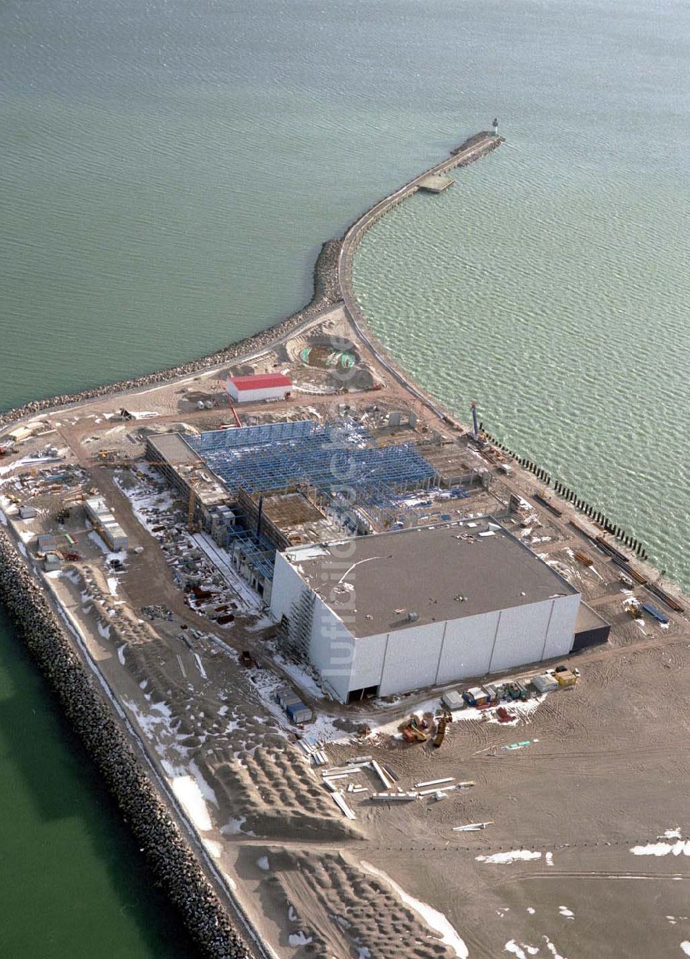 Luftaufnahme Mukran / Rügen - MV - Erweiterungsbaustelle am Fährhafen Mukran bei Saßnitz auf der Insel Rügen.