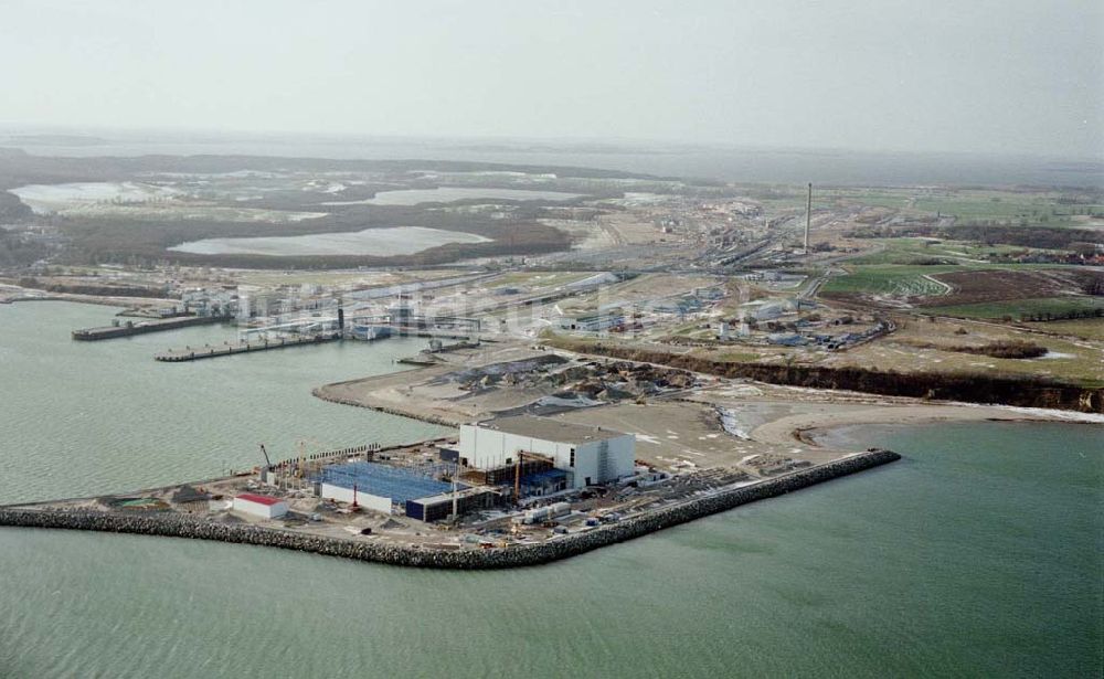 Mukran / Rügen - MV von oben - Erweiterungsbaustelle am Fährhafen Mukran bei Saßnitz auf der Insel Rügen.