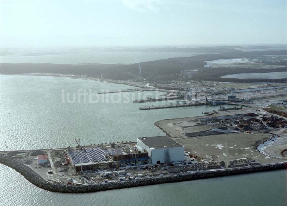 Mukran / Rügen - MV aus der Vogelperspektive: Erweiterungsbaustelle am Fährhafen Mukran bei Saßnitz auf der Insel Rügen.