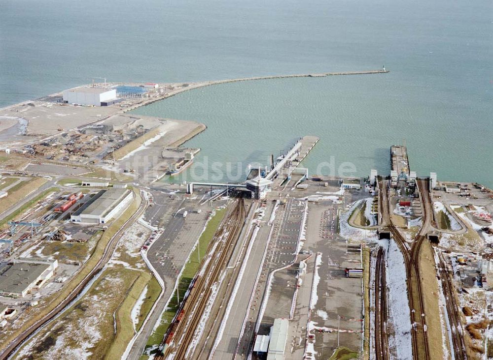 Luftbild Mukran / Rügen - MV - Erweiterungsbaustelle am Fährhafen Mukran bei Saßnitz auf der Insel Rügen.