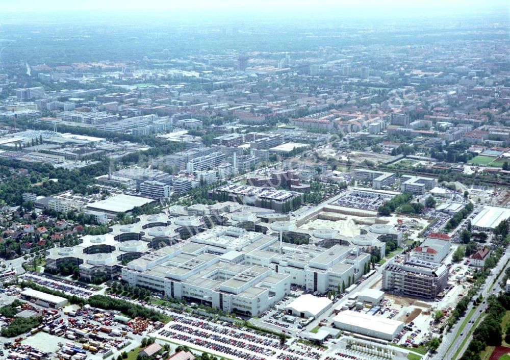 München von oben - Erweiterungsbaustelle des Forschungs- und Entwicklungszentrum der BMW AG in München Auftraggeber: BMW AG vertreten durch BETEK Bau- und Energietechnik GmbH (heute BMW Group)