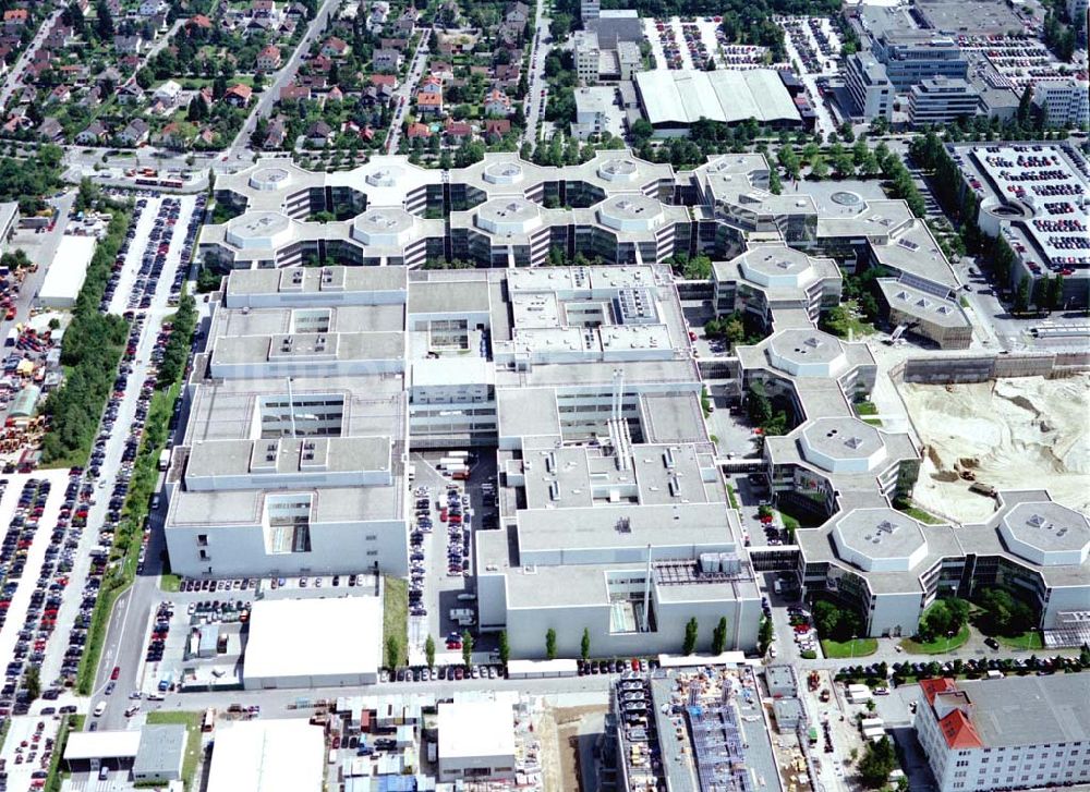 München aus der Vogelperspektive: Erweiterungsbaustelle des Forschungs- und Entwicklungszentrum der BMW AG in München Auftraggeber: BMW AG vertreten durch BETEK Bau- und Energietechnik GmbH (heute BMW Group)