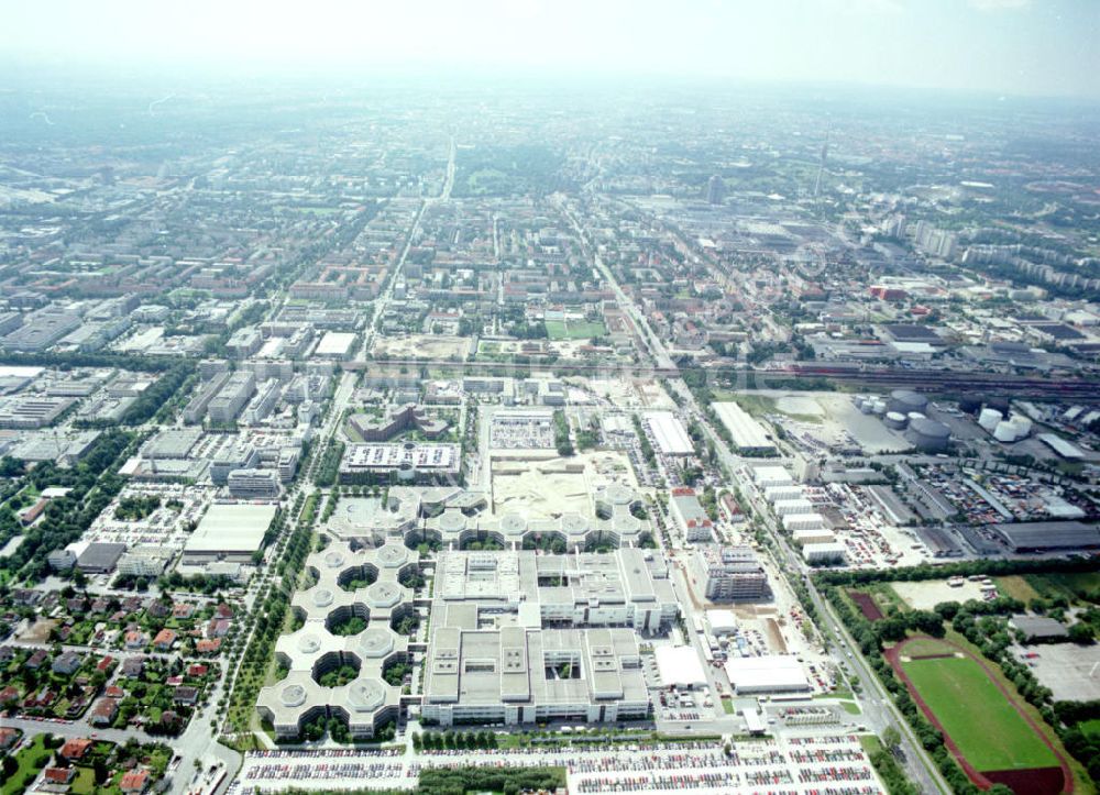 München von oben - Erweiterungsbaustelle des Forschungs- und Entwicklungszentrum der BMW AG in München Auftraggeber: BMW AG vertreten durch BETEK Bau- und Energietechnik GmbH (heute BMW Group)