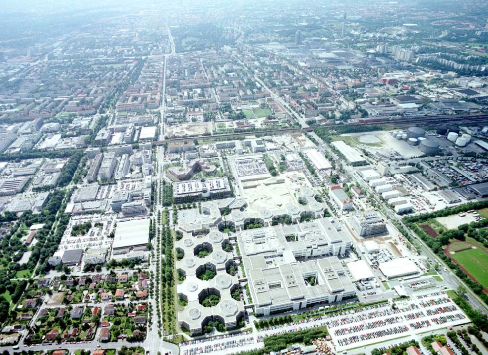 München aus der Vogelperspektive: Erweiterungsbaustelle des Forschungs- und Entwicklungszentrum der BMW AG in München Auftraggeber: BMW AG vertreten durch BETEK Bau- und Energietechnik GmbH (heute BMW Group)