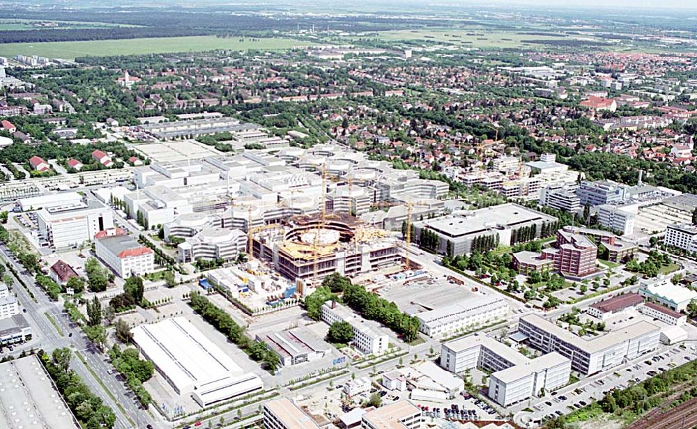 München von oben - Erweiterungsbaustelle des Forschungs- und Entwicklungszentrum der BMW AG in München Auftraggeber: BMW AG vertreten durch BETEK Bau- und Energietechnik GmbH (heute BMW Group)