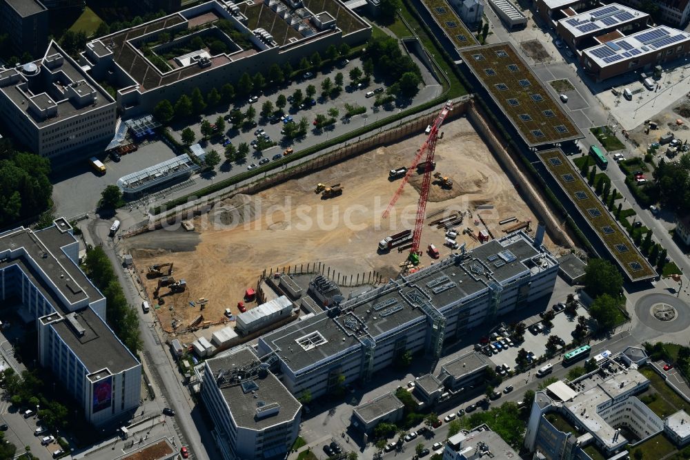 Luftbild Unterföhring - Erweiterungsbaustelle am Gebäudekomplex des Senders New Campus des Senders PRO7 in Unterföhring im Bundesland Bayern, Deutschland