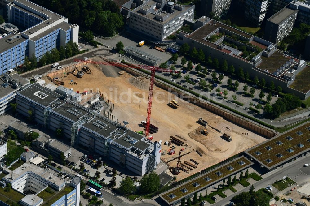 Luftaufnahme Unterföhring - Erweiterungsbaustelle am Gebäudekomplex des Senders New Campus des Senders PRO7 in Unterföhring im Bundesland Bayern, Deutschland