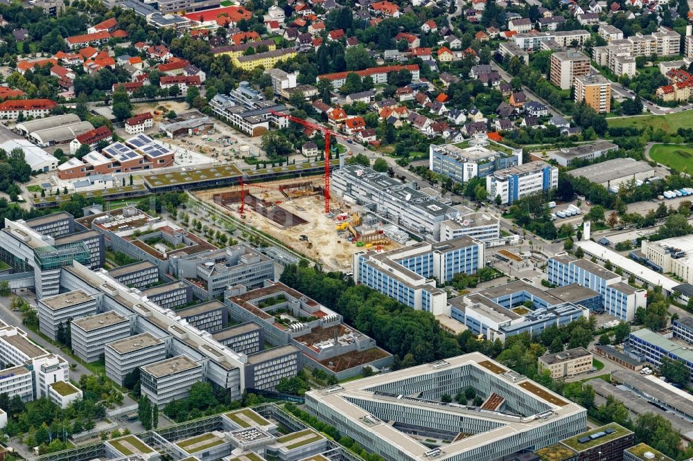 Unterföhring aus der Vogelperspektive: Erweiterungsbaustelle am Gebäudekomplex des Senders New Campus des Senders PRO7 in Unterföhring im Bundesland Bayern, Deutschland