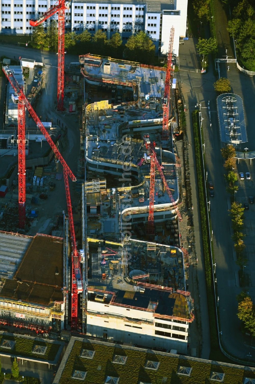 Unterföhring von oben - Erweiterungsbaustelle am Gebäudekomplex des Senders New Campus des Senders PRO7 in Unterföhring im Bundesland Bayern, Deutschland