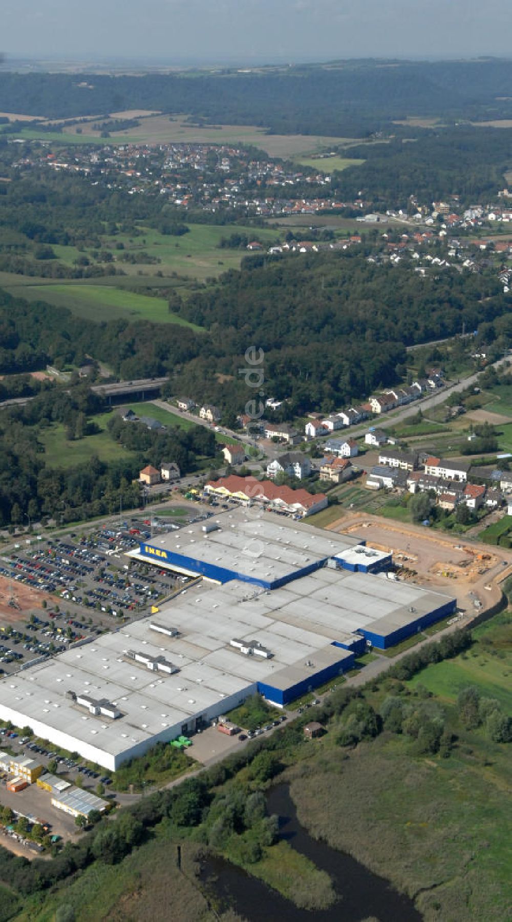 Saarlouis - Lisdorf aus der Vogelperspektive: Erweiterungsbaustelle am IKEA Einrichtungshaus Saarlouis