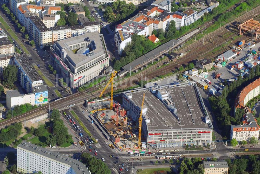 Luftaufnahme Berlin - Erweiterungsbaustelle Ringcenter 1 und 2 der ECE GmbH an der Frankfurter Allee in Berlin-Friedrichshain.