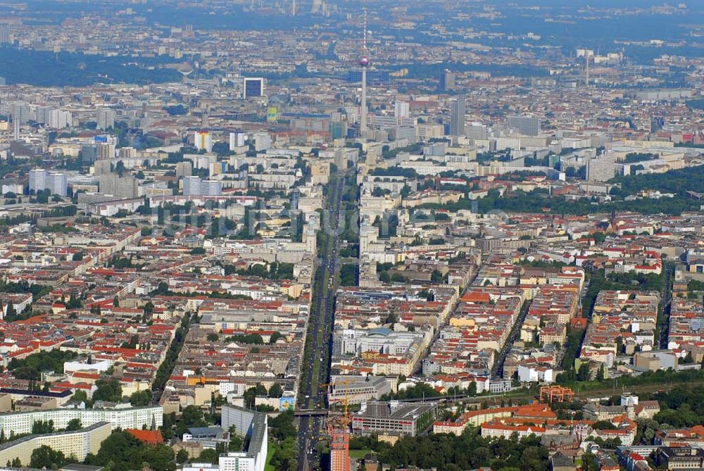 Berlin von oben - Erweiterungsbaustelle Ringcenter 1 und 2 der ECE GmbH an der Frankfurter Allee in Berlin-Friedrichshain.