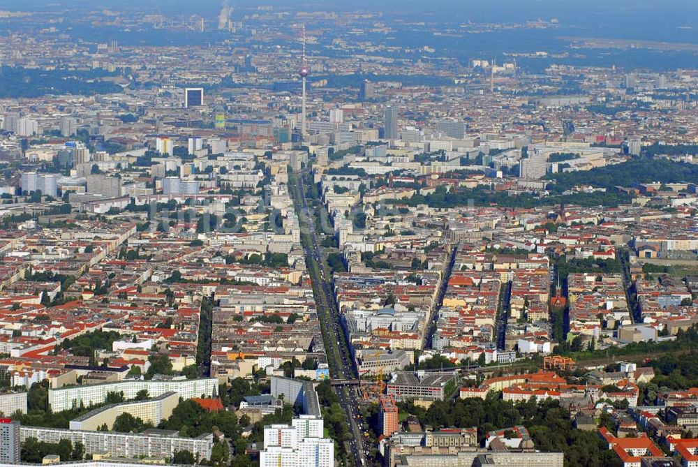 Berlin von oben - Erweiterungsbaustelle Ringcenter 1 und 2 der ECE GmbH an der Frankfurter Allee in Berlin-Friedrichshain.