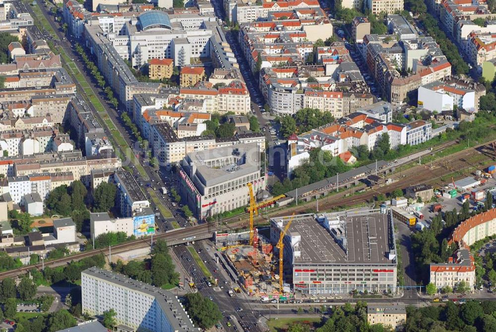 Luftbild Berlin - Erweiterungsbaustelle Ringcenter 1 und 2 der ECE GmbH an der Frankfurter Allee in Berlin-Friedrichshain.