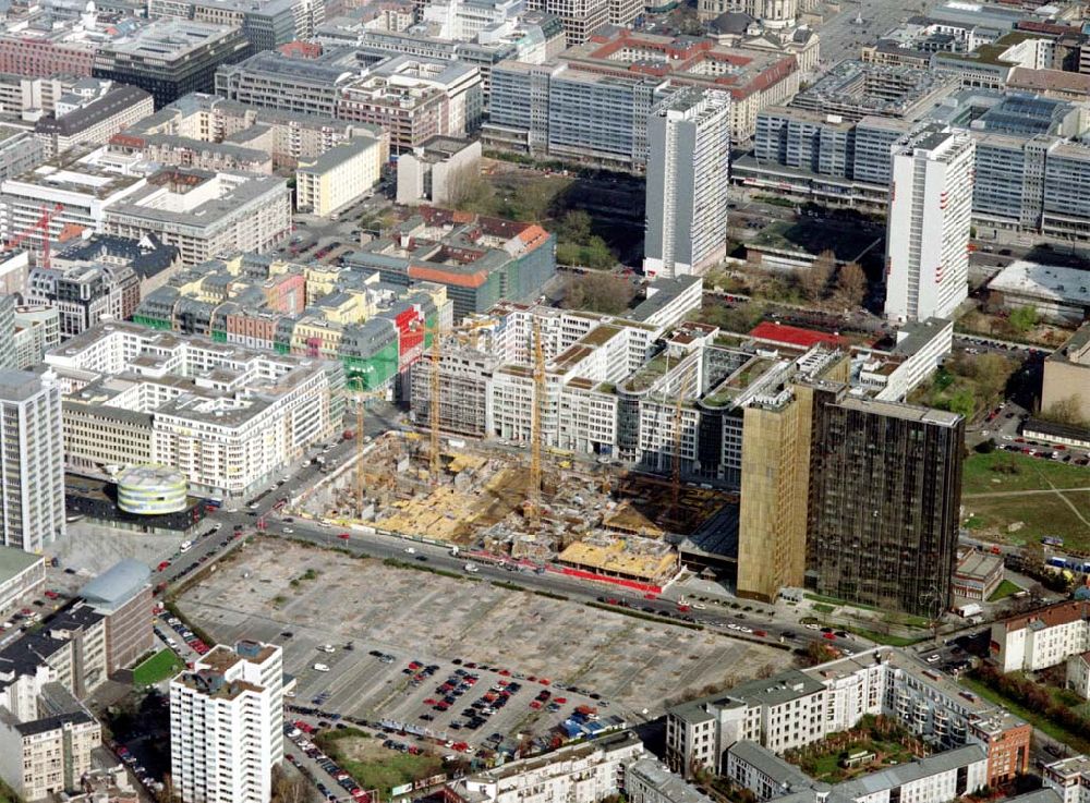 Berlin - Kreuzberg aus der Vogelperspektive: Erweiterungsbaustelle des SPRINGER-Verlages an der Kochstraße / Axel-Springer Straße in Berlin - Kreuzberg.