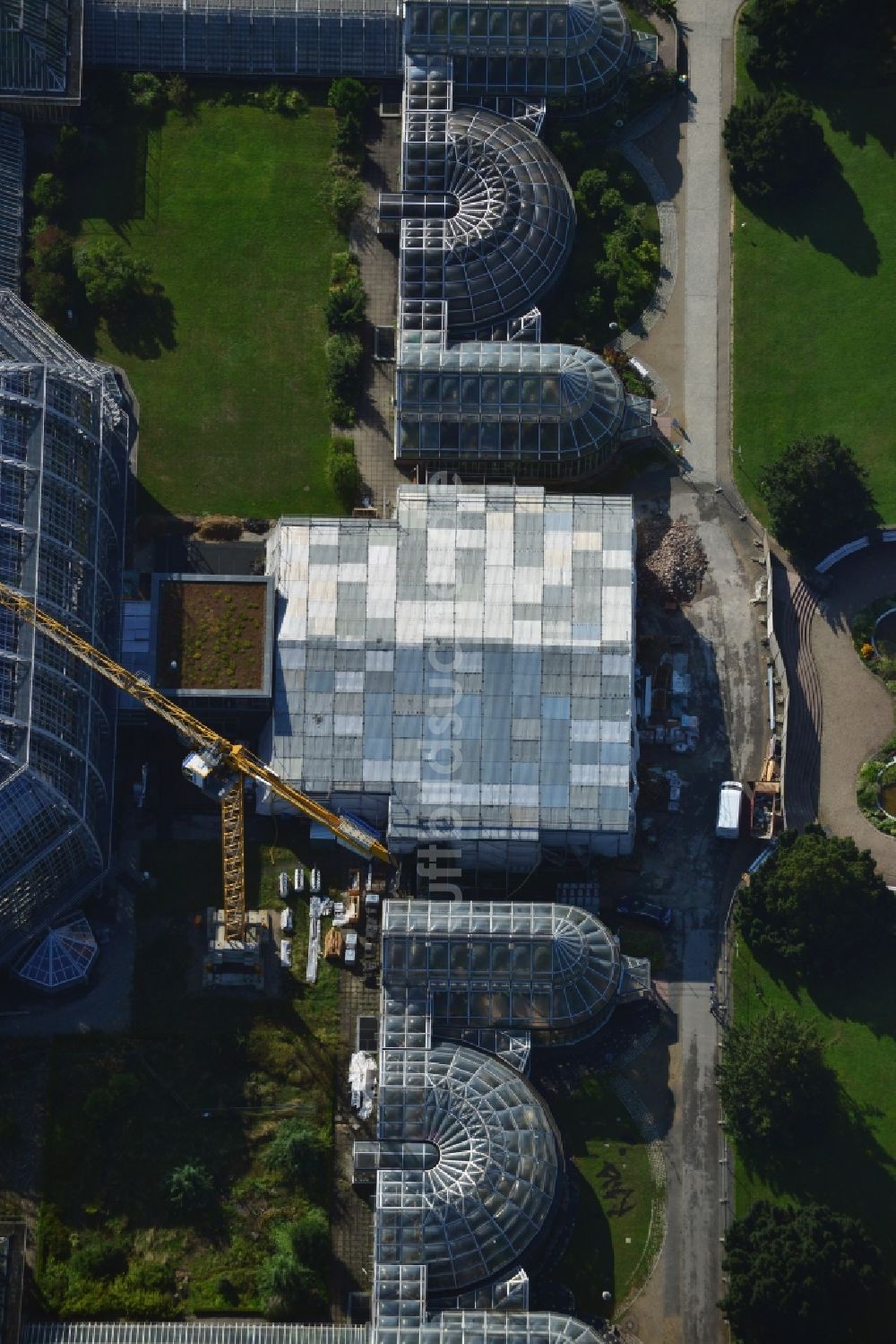 Luftaufnahme Berlin Dahlem - Erweiterungsbaustelle mit Umbauarbeiten am Tropenhaus im Botanischen Garten im Bezirk Steglitz-Zehlendorf Berlin