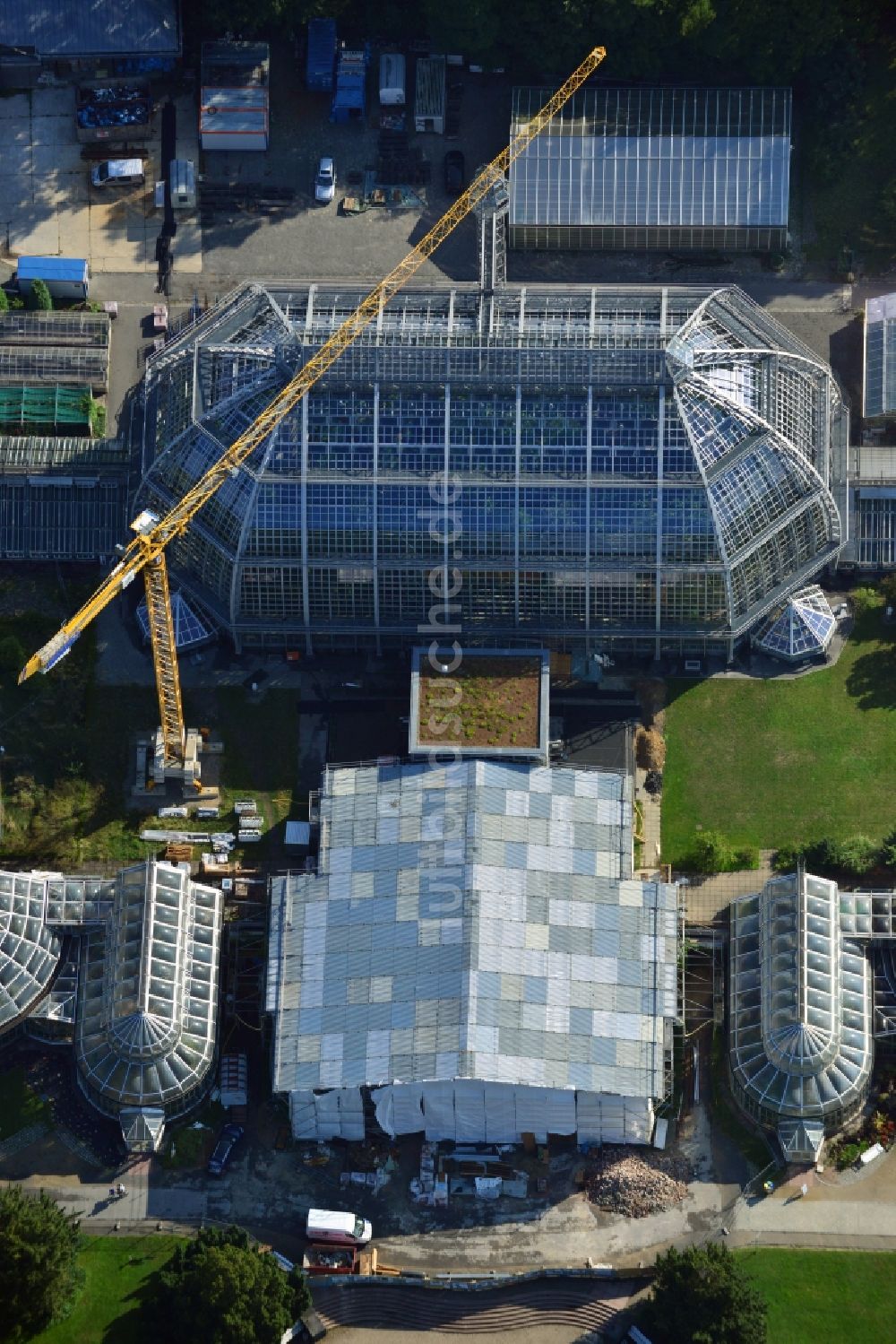 Luftbild Berlin Dahlem - Erweiterungsbaustelle mit Umbauarbeiten am Tropenhaus im Botanischen Garten im Bezirk Steglitz-Zehlendorf Berlin