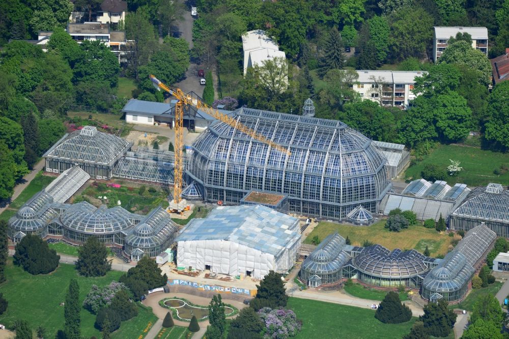 Berlin von oben - Erweiterungsbaustelle mit Umbaurabeiten am Tropenhaus im Botanischen Garten im Bezirk Steglitz-Zehlendorf Berlin