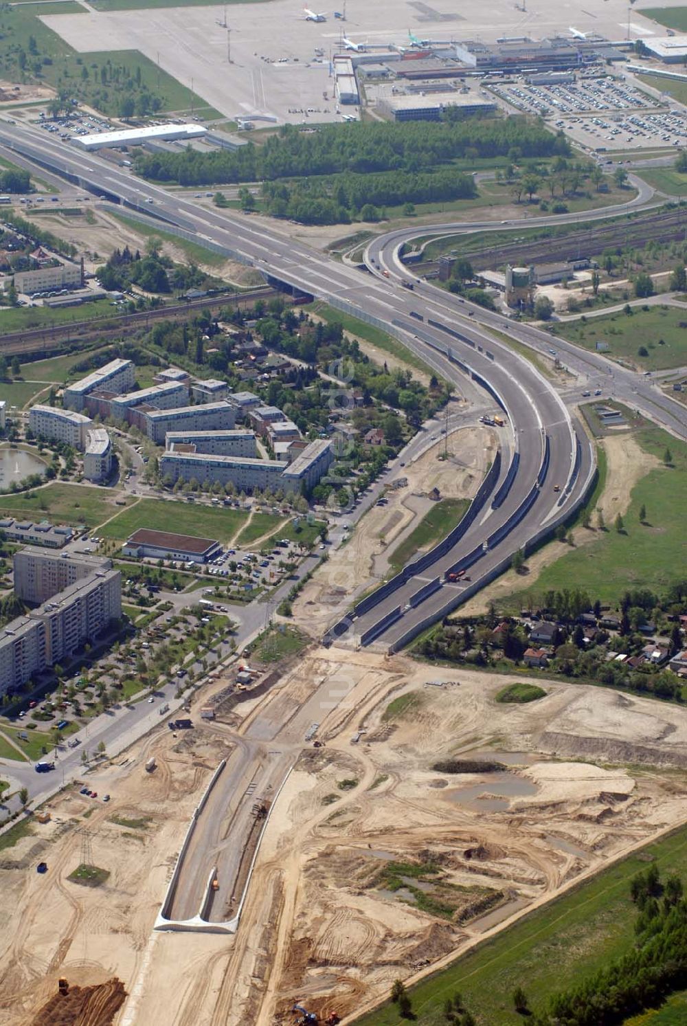 Luftaufnahme Schönefeld - Erweiterungsbaustelle und Verkehrsanbindung am Flughafen Berlin-Schönefeld