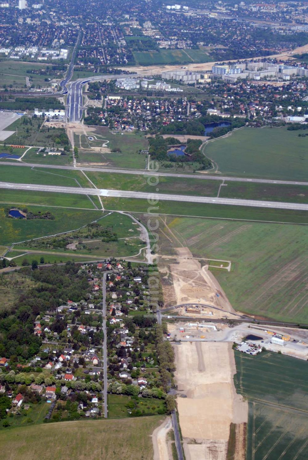 Schönefeld von oben - Erweiterungsbaustelle und Verkehrsanbindung am Flughafen Berlin-Schönefeld