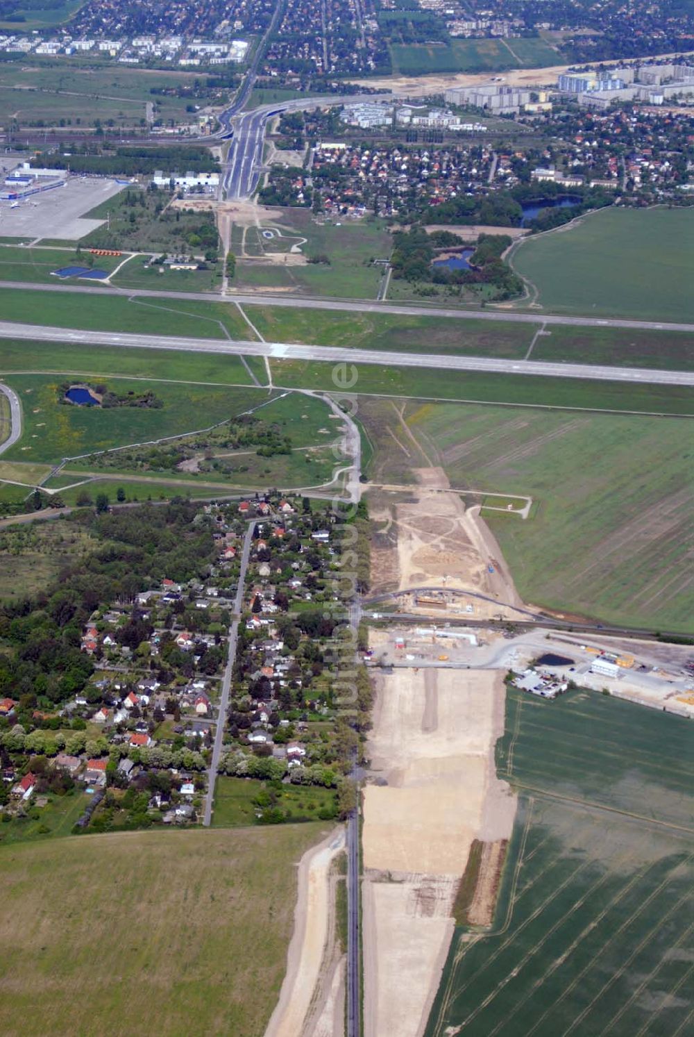 Schönefeld aus der Vogelperspektive: Erweiterungsbaustelle und Verkehrsanbindung am Flughafen Berlin-Schönefeld