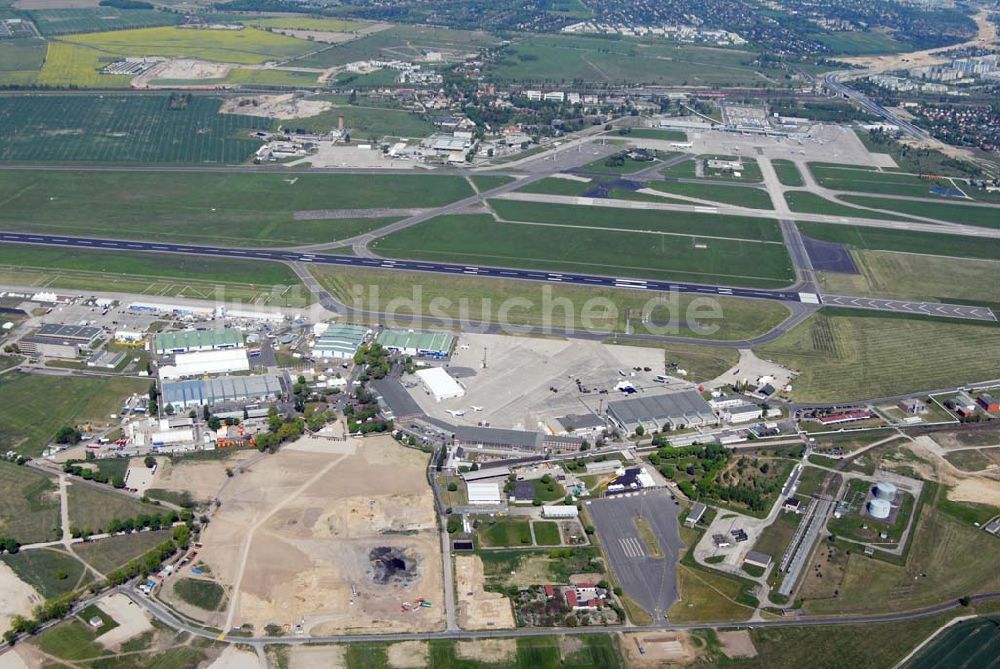 Schönefeld aus der Vogelperspektive: Erweiterungsbaustelle und Verkehrsanbindung am Flughafen Berlin-Schönefeld