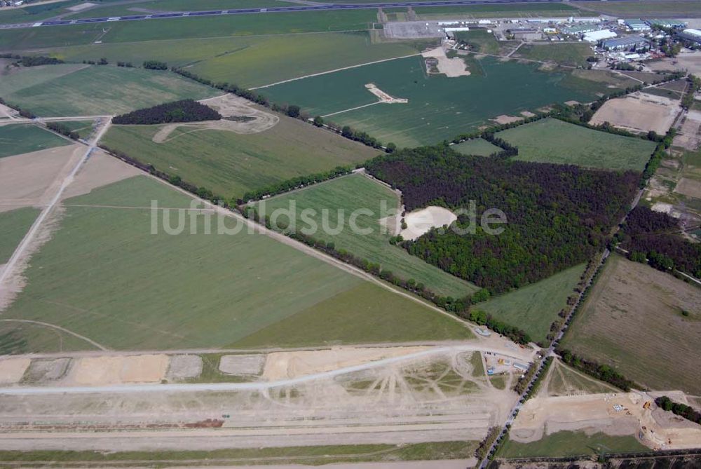 Luftbild Schönefeld - Erweiterungsbaustelle und Verkehrsanbindung am Flughafen Berlin-Schönefeld