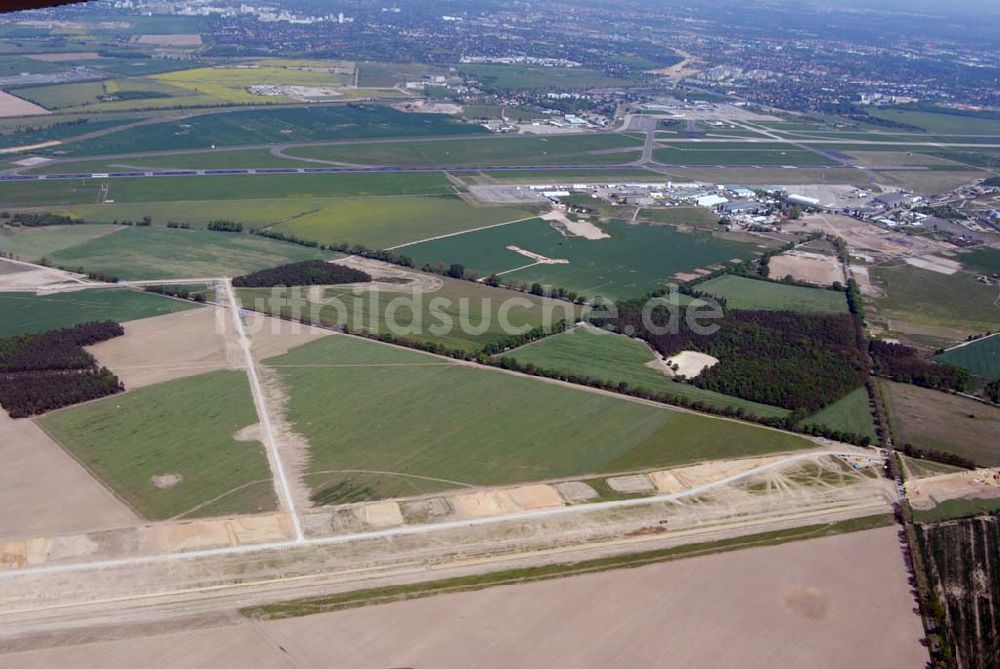 Schönefeld aus der Vogelperspektive: Erweiterungsbaustelle und Verkehrsanbindung am Flughafen Berlin-Schönefeld