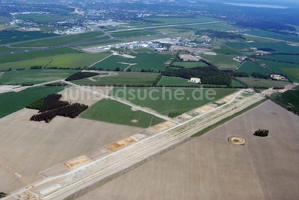 Schönefeld von oben - Erweiterungsbaustelle und Verkehrsanbindung am Flughafen Berlin-Schönefeld