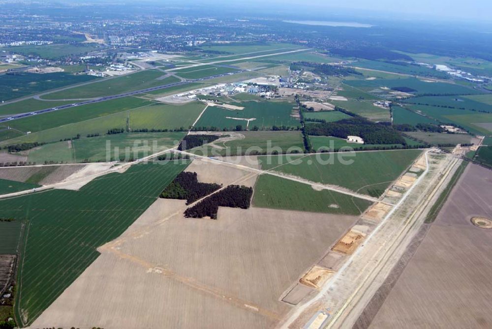 Luftbild Schönefeld - Erweiterungsbaustelle und Verkehrsanbindung am Flughafen Berlin-Schönefeld