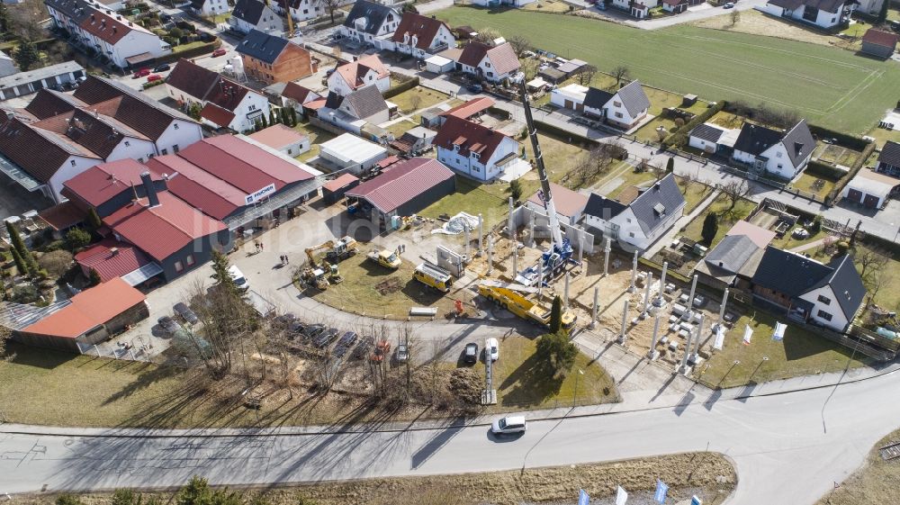 Moosburg an der Isar aus der Vogelperspektive: Erweiterungsbaustelle am Werksgelände Ernst Pracher GmbH in Moosburg an der Isar im Bundesland Bayern, Deutschland