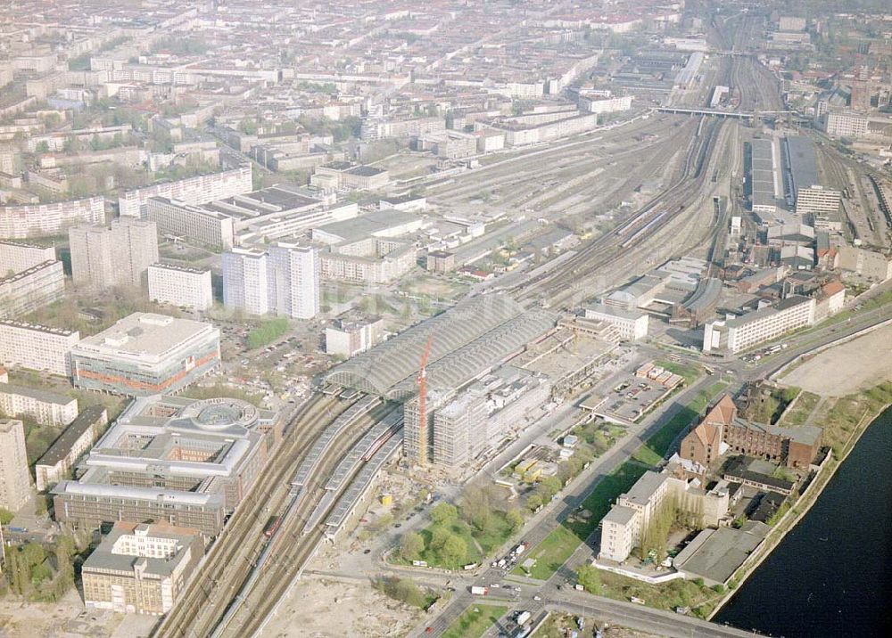 Berlin-Friedrichshain aus der Vogelperspektive: Erweiterungsbauten am Berliner Ostbahnhof in Berlin-Friedrichshain.