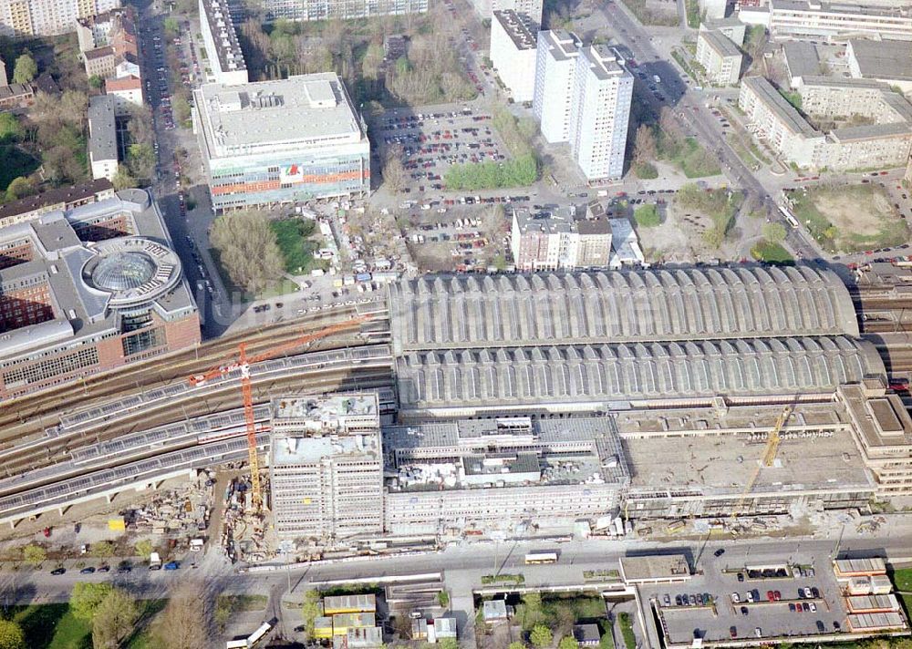 Luftbild Berlin-Friedrichshain - Erweiterungsbauten am Berliner Ostbahnhof in Berlin-Friedrichshain.