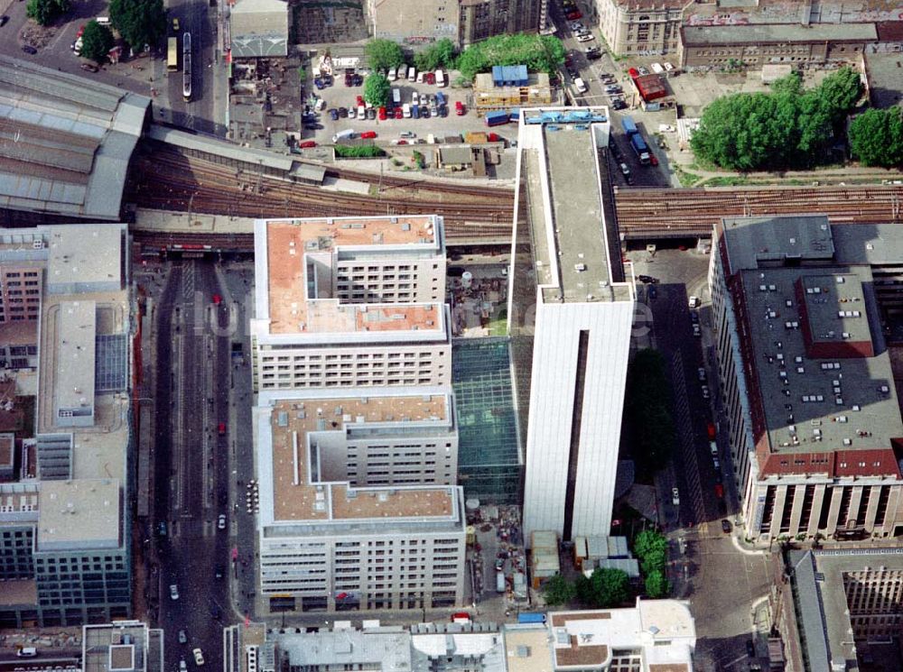 Luftbild Berlin - Erweiterungsbauten am IHZ Berlin am Bahnhof Friedrichstraße in Berlin - Mitte 16.Mai 2002