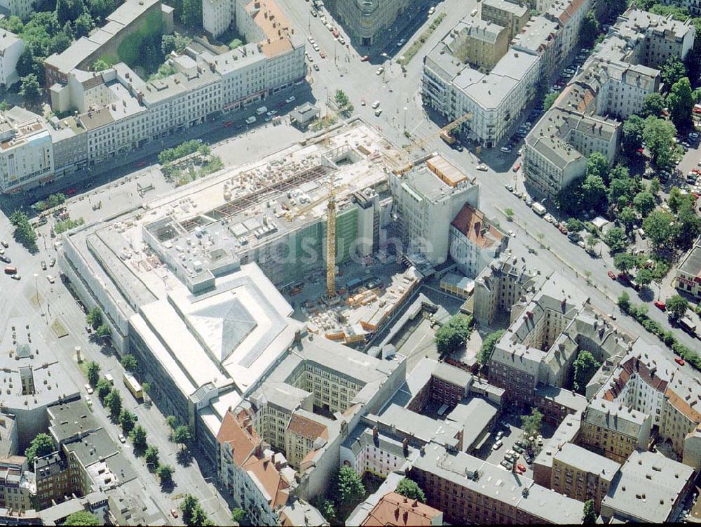 Berlin - Neukölln aus der Vogelperspektive: Erweiterungsbauten am KARSTADT-Kaufhaus am Hermannplatz in Berlin-Neukölln.