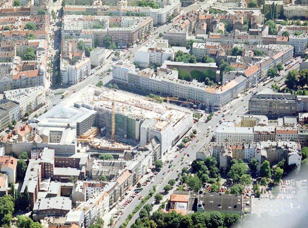 Luftbild Berlin - Neukölln - Erweiterungsbauten am KARSTADT-Kaufhaus am Hermannplatz in Berlin-Neukölln.