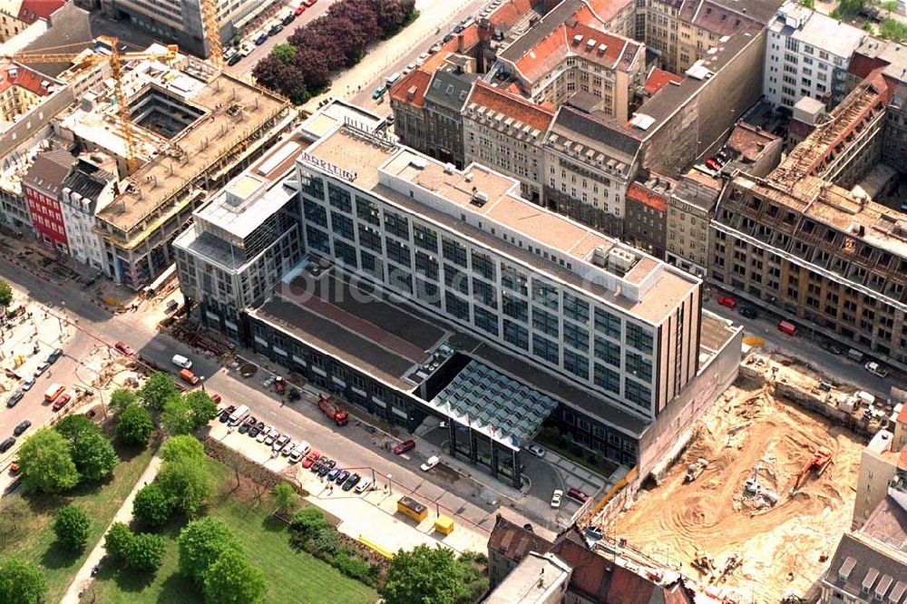 Berlin von oben - Erweiterungsneubau am Maritim - Hotel an der Friedrichstraße gegenüber der Baustelle DUSSMANN-Kaufhaus in Berlin-Mitte.