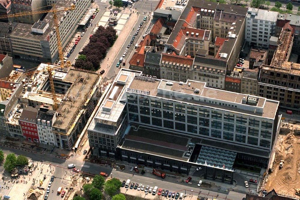 Berlin aus der Vogelperspektive: Erweiterungsneubau am Maritim - Hotel an der Friedrichstraße gegenüber der Baustelle DUSSMANN-Kaufhaus in Berlin-Mitte.