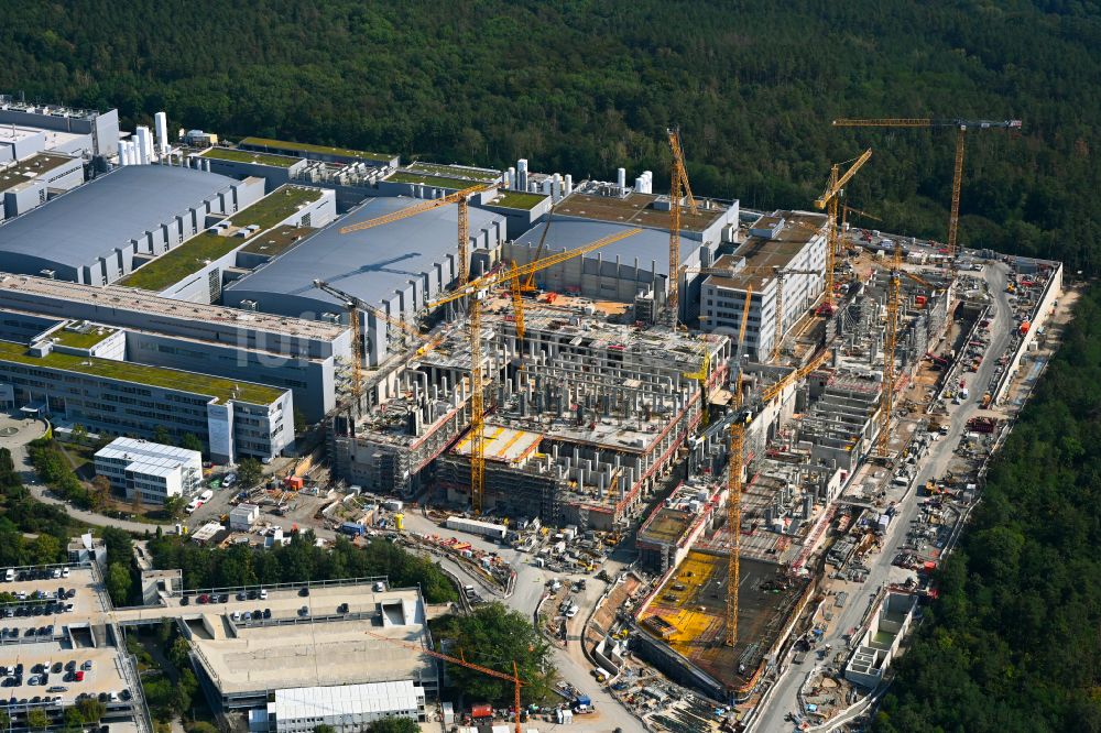 Dresden aus der Vogelperspektive: Erweiterungsneubau am Werksgelände der Infineon Technologies Dresden GmbH im Ortsteil Klotzsche in Dresden im Bundesland Sachsen, Deutschland