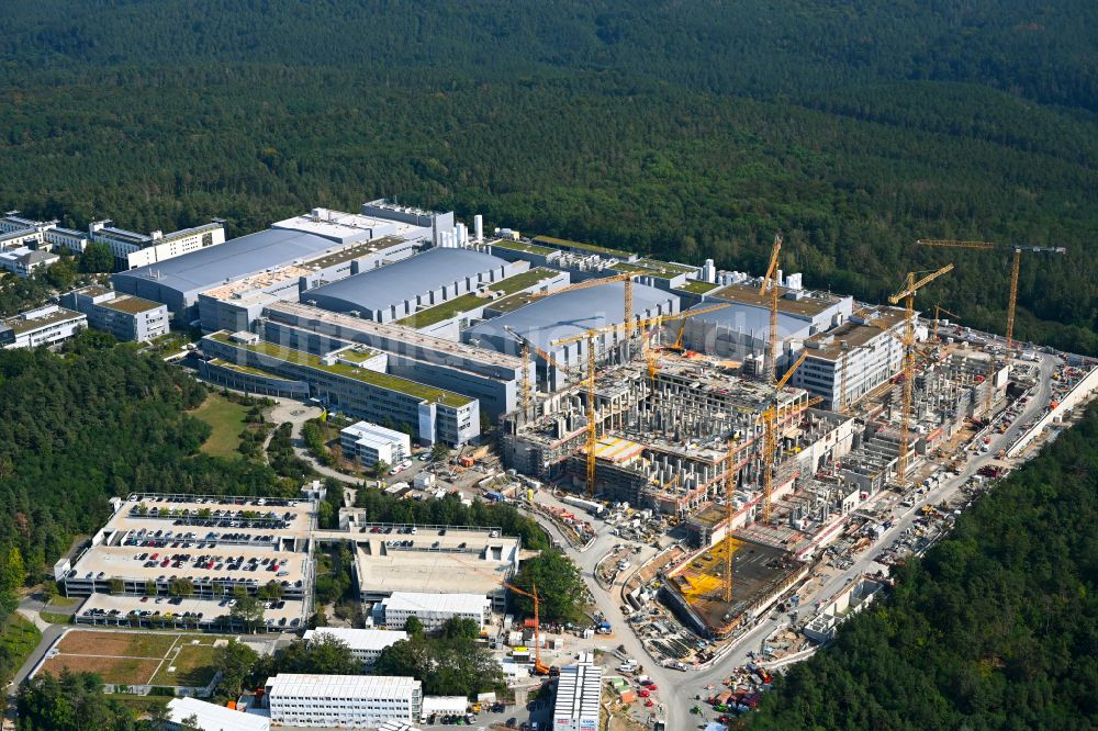 Dresden von oben - Erweiterungsneubau am Werksgelände der Infineon Technologies Dresden GmbH im Ortsteil Klotzsche in Dresden im Bundesland Sachsen, Deutschland